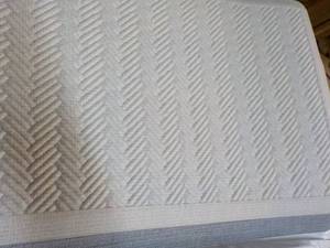 lot 16 image: Style Well 20 x 36 Off White Comfo...
