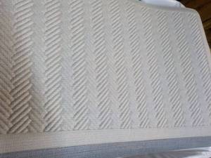 lot 17 image: Style Well 20 x 36 Off White Comfo...