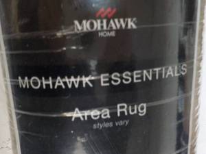 lot 28 image: Mohawk Essential Area Rug 4 x 6 ft-...
