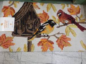 lot 32 image: Hand Hooked Accent Rug 22 x 38...