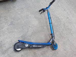 lot 139 image: Scooter -sold as is...