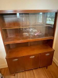 lot 4 image: Vintage Mid-Century Modern Display Cabinet with Glass Doors and Storage