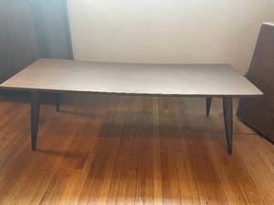 lot 18 image: Mid-Century Modern Coffee Table with Tapered Legs