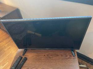lot 19 image: LG 32LH579-B 32-Inch LED Television with Remote Controls
