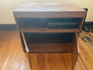 lot 20 image: Vintage Wooden Entertainment Stand with Storage Compartment