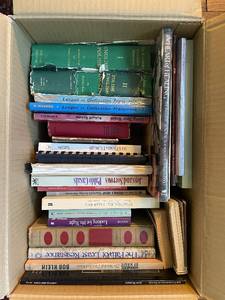 lot 35 image: Box of Assorted Vintage and Educational Books - Mixed Languages