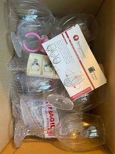 lot 45 image: Set of 6 Borgonovo Wine Glasses with Wine Charm Set - Made in Italy