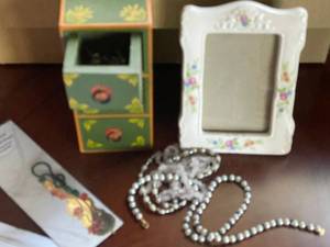 lot 69 image: Assorted Vintage Jewelry and Decorative Items