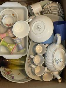 lot 87 image: Assortment of Vintage Kitchen Items and Home Decor