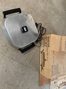 lot 94 image: Wear-Ever Buffet Electric Fry Pan with Box - Model SR-3