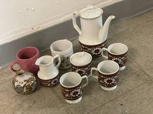 lot 98 image: Group of 10 Vintage Flower-Patterned Porcelain Tableware Items