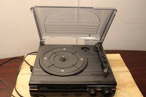 lot 18 image: Jensen Record Player Turntable with Built-in Speakers