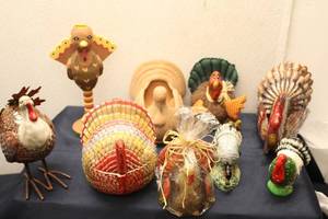 lot 116 image: Collection of Thanksgiving Turkey Decor Items - 12 Pieces