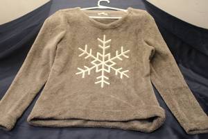 lot 151 image: Maurices Womens Medium Grey Snowflake Sweatshirt