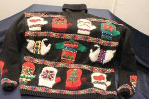lot 177 image: Vintage Marisa Christina Holiday Sweater Size L with Festive Patterns