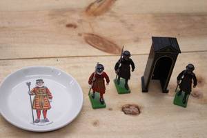 lot 212 image: Collection of 3 Beefeater Figures and Chief Yeoman Warder Plate