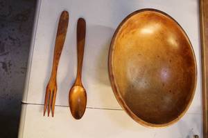 lot 220 image: Vintage Wooden Salad Bowl Set with Serving Fork and Spoon