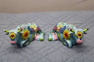 lot 1 image: Set of 2 Cow Parade Salt and Pepper Shakers
