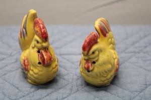 lot 5 image: Set of 2 Vintage Yellow Ceramic Chicken Salt and Pepper Shakers