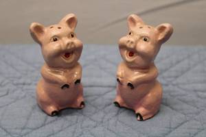 lot 6 image: Vintage Pig Salt and Pepper Shakers Set