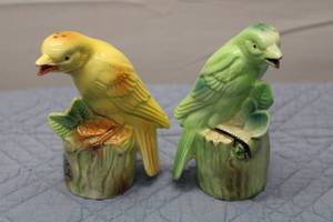 lot 8 image: Vintage Ceramic Bird Salt & Pepper Shakers