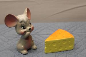 lot 11 image: Vintage Ceramic Mouse and Cheese Salt and Pepper Shakers Set