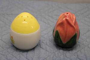 lot 14 image: Vintage Ceramic Salt and Pepper Shakers - Egg and Flower Design