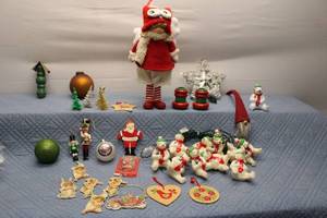 lot 73 image: Large Lot of Vintage Christmas Decorations and Ornaments