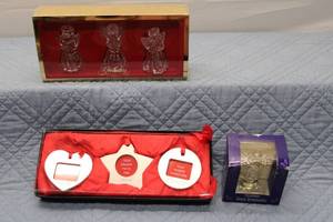lot 105 image: Set of 3 Christmas Photo Frames and Crystal Angel Ornament