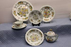 lot 206 image: Vintage Floral Dining Set including Plates, Cups, and Sugar Bowl - 37 Pieces
