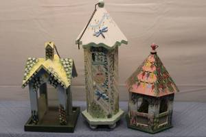lot 208 image: Set of 3 Hand-Painted Decorative Birdhouses