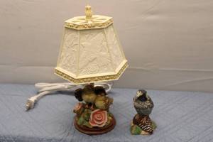 lot 210 image: Vintage Bird-Themed Table Lamp with Decorative Shade and Figurine