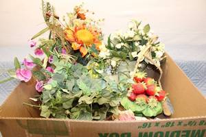 lot 268 image: Collection of Decorative Wreaths and Faux Fruit Basket