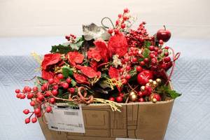 lot 270 image: Collection of Decorative Holiday Floral Arrangements - Red and Gold