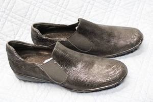 lot 320 image: Pair of Black Slip-On Shoes with Textured Finish - Size 8.5