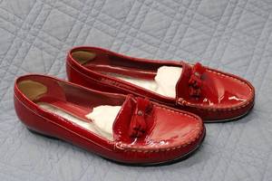 lot 323 image: Naturalizer Ladies Red Patent Leather Moccasins - Size 8.5-9