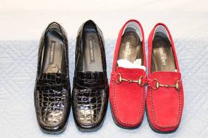 lot 343 image: Pair of Womens Casual Shoes - Sesto Meucci Black Loafers and Red Suede Slippers, Size 8M