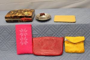 lot 354 image: Collection of 5 Vintage Purses and Accessories
