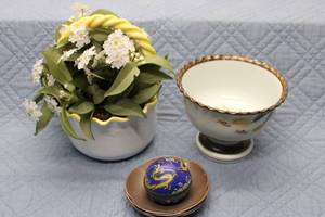 lot 363 image: Set of Decorative Asian Ceramics Including Bowl, Covered Dragon Box, and Flower Plates