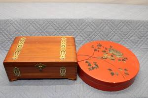 lot 366 image: Vintage Wooden Jewelry Box with Decorative Metal Accents and Two Compacts