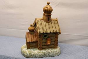 lot 382 image: Decorative Log Cabin Birdhouse with Rustic Design