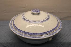 lot 383 image: Vintage Chinese Porcelain Soup Tureen with Ladle