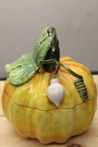 lot 262 image: Vintage Ceramic Pumpkin Shaped Dish with Lid