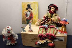 lot 269 image: Collection of 8 Clown Figurines and Paintings