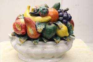 lot 368 image: Vintage Ceramic Fruit Centerpiece Bowl