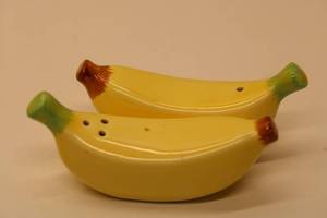 lot 501 image: Set of 2 Vintage Banana-Shaped Salt and Pepper Shakers