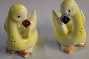 lot 504 image: Set of 2 Vintage Yellow Ceramic Duck Figurines