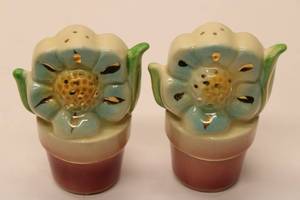 lot 505 image: Set of 2 Vintage Flower-Shaped Salt and Pepper Shakers