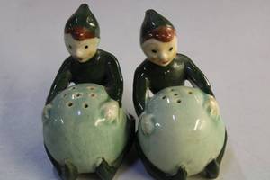 lot 507 image: Pair of Vintage Ceramic Salt and Pepper Shakers with Green Finish