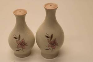 lot 508 image: Set of 2 Vintage Hand-Painted Porcelain Vases with Floral Design